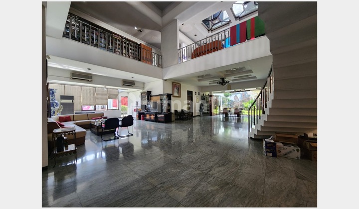 Rumah Mewah, Lokasi Super Premium di Raya Kertajaya Indah, Sby 2