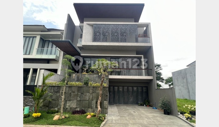 Rumah Super Luxury Baru dan Bagus di Citraland, Surabaya