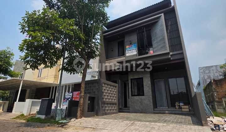 Rumah baru, specs high grade mewah, Graha Family di Surabaya
