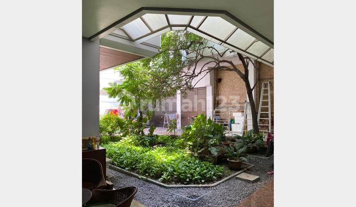 Well-Maintained House & Complete Facilities, Near Tunjungan Plaza, Surabaya 2