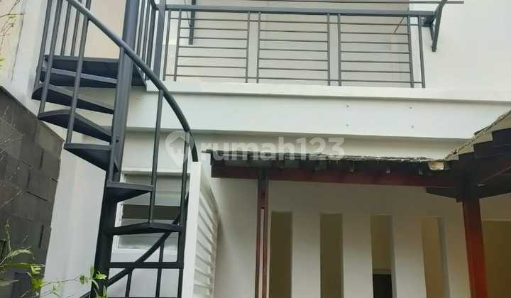 Rumah Siap Huni Semi Furnished di The Green 1