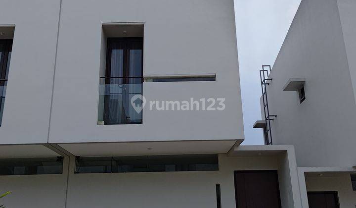 RUMAH 3 LT DENGAN KONSEP MINIMALIS MODERN NAN CANTIK. HARGA NEGO SELANGKAH KE TOL BSD 1