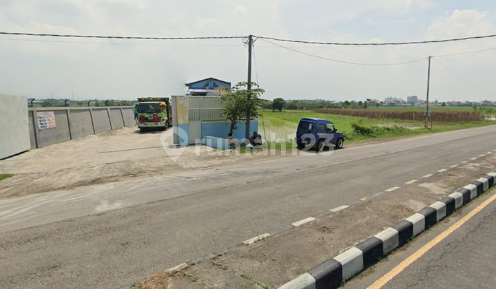 Commercial Land on Mojoagung Ring Road with Industrial Permit, area approximately 1400.