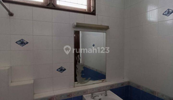 Rumah 2 Lantai Bagus Furnished SHM di Graha Family, Surabaya 2