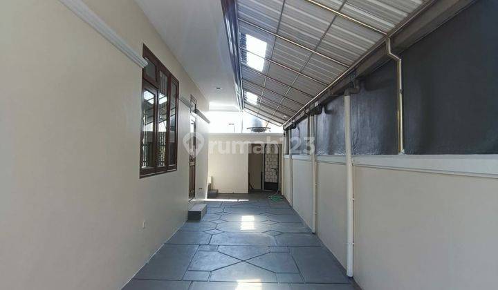 Rumah 2 Lantai Bagus Furnished SHM di Graha Family, Surabaya 6