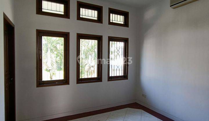 Rumah 2 Lantai Bagus Furnished SHM di Graha Family, Surabaya 10