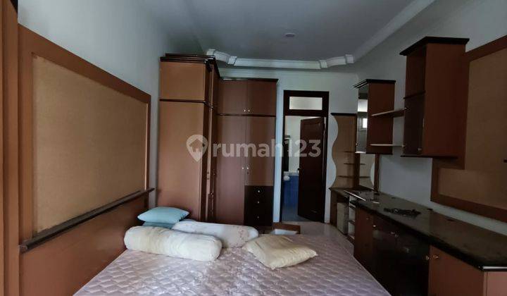Rumah 2 Lantai Bagus Furnished SHM di Graha Family, Surabaya 9