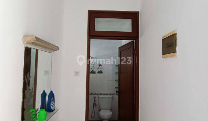 Rumah 2 Lantai Bagus Furnished SHM di Graha Family, Surabaya 13