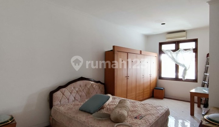 Rumah 2 Lantai Bagus Furnished SHM di Graha Family, Surabaya 16
