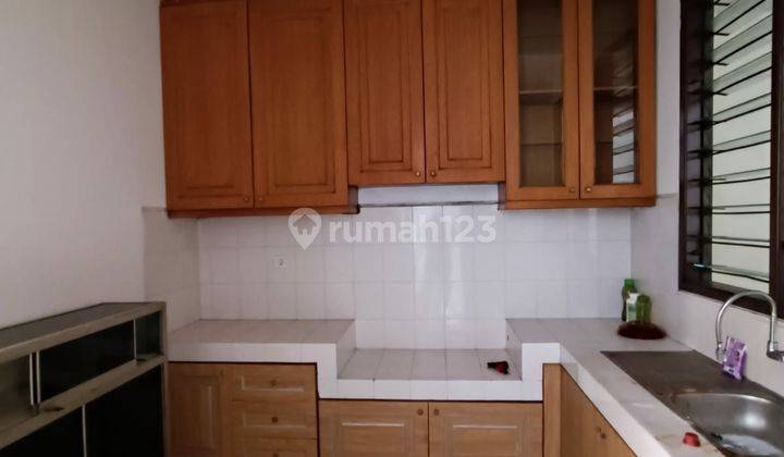 Rumah 2 Lantai Bagus Furnished SHM di Graha Family, Surabaya 15