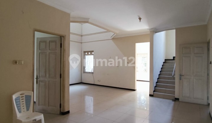 ruang tamu rumah 2 lantai bagus shm