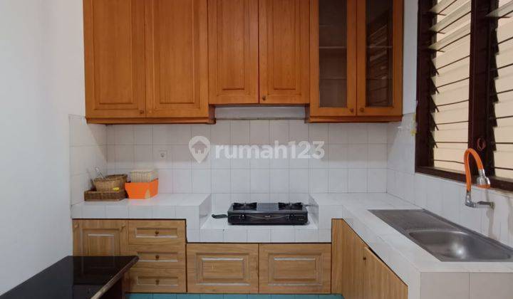 Rumah 2 Lantai Bagus Furnished Shm Di Graha Family, Surabaya 2