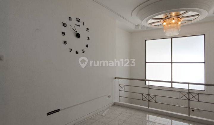 Rumah 2 Lantai Bagus Furnished Shm Di Graha Family, Surabaya 2