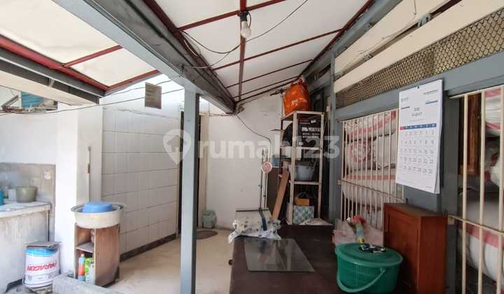 Commercial Business Building on Jalan Waspada near Pasar Atom, Strategic Location.