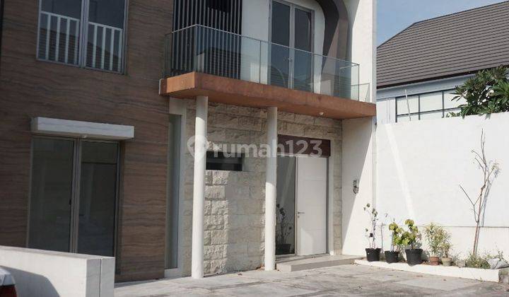 Rumah 2 Lantai Bagus SHM di Greenland , Gresik 1