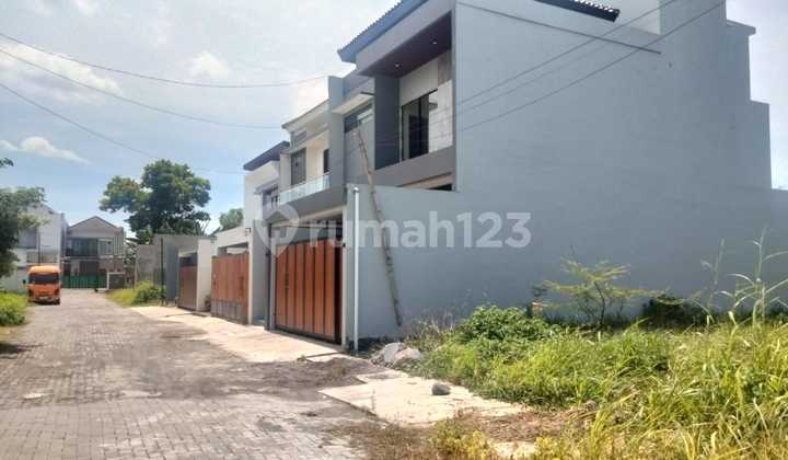 Rumah Pesan Bangun Dalam Perumahan di Purbayan Solo