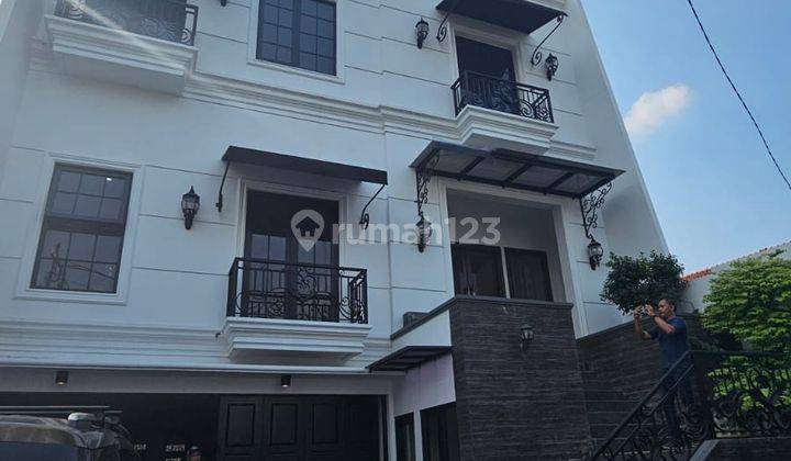 DIJUAL Rumah 4 Lantai Bagus Semi Furnished SHM di Rumah Classic Luxury , Jakarta Pusat 1