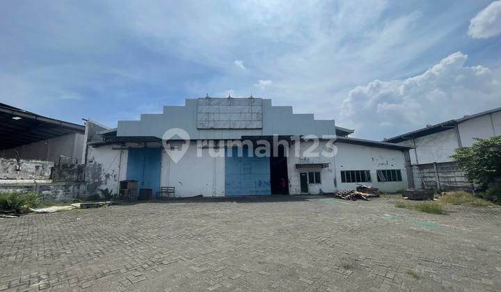Warehouse for Rent with Loading Dock and Mess, Ready to Use, Margomulyo. Warehouse for Rent with Loading Dock and Mess, Ready to Use, Margomulyo.