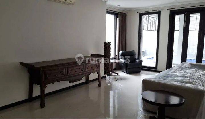 Disewakan Rumah Ada Kolam Renang Full Furnish Mewah Graha Family 2