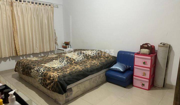 Dijual Rumah 2 Lantai Bagus Furnished SHM di Graha, Surabaya 2