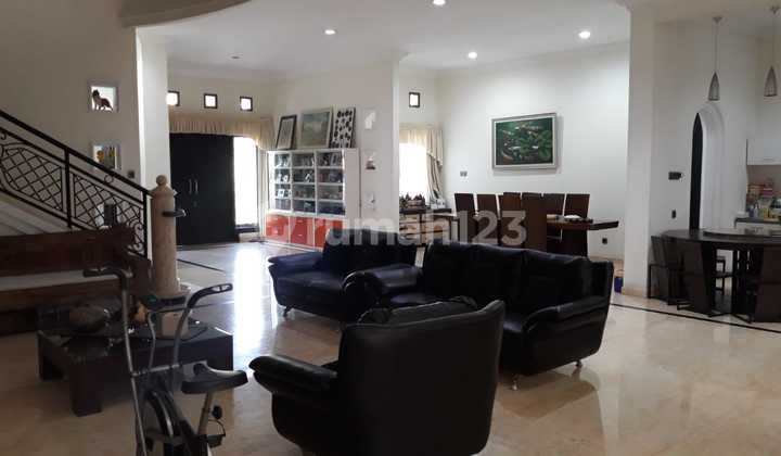 Dijual Rumah Klasik Siap Huni 2 Lantai Graha Family Surabaya