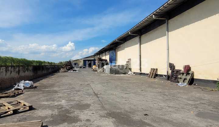 Ready-to-Use Loading Dock, Well-Strategically Located on Osowilangon Main Road
