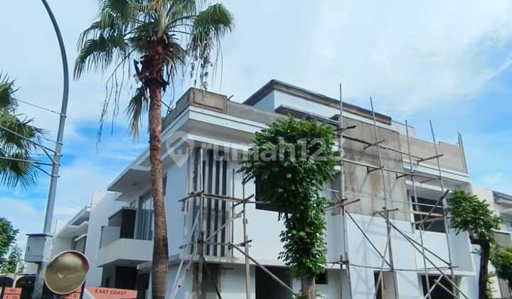 Rumah Hoek Di Green Lake City. Rumah Paling Besar Di Cluster Amerika 1