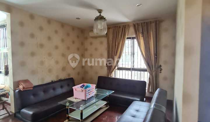 Di Bawah NJOP Rumah Hoek 3 Lantai di Green Garden Jakarta Barat