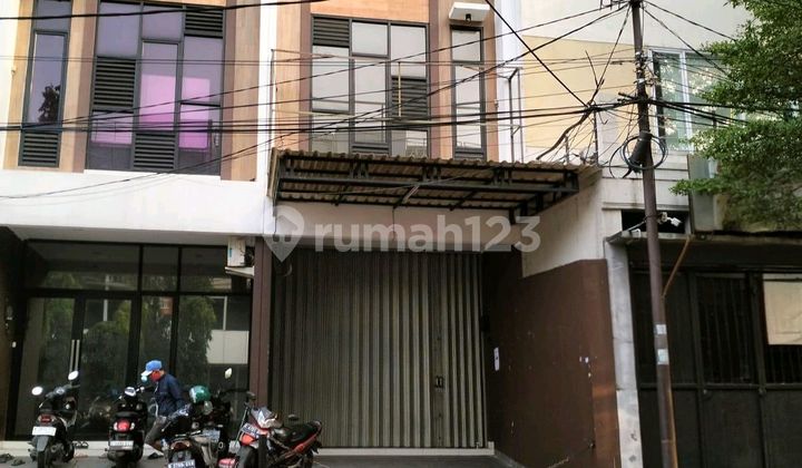 ********.minimalis ******** Utama.jakarta Barat