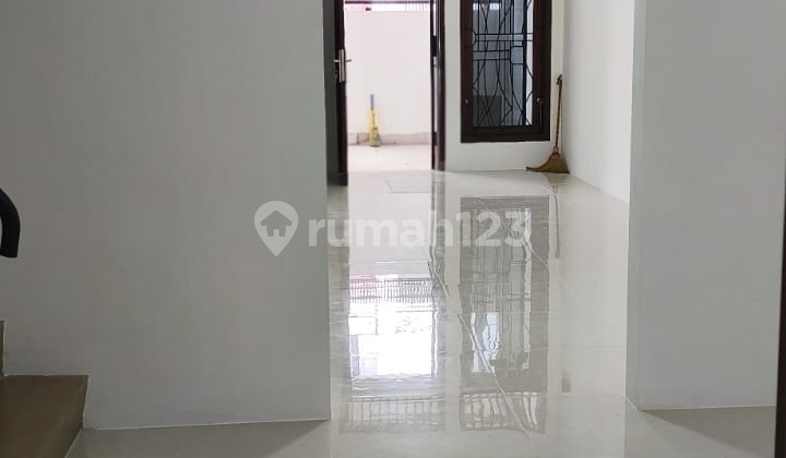 Rumah Renov Baru 1.5 Lantai di Jelambar Jakarta Barat