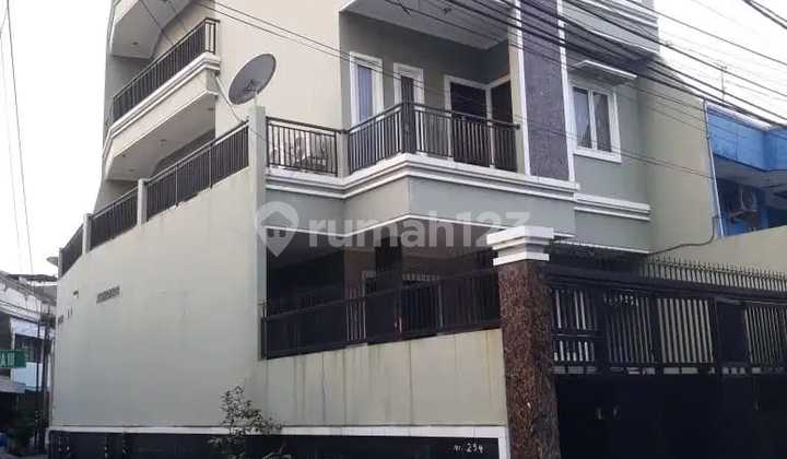 Rumah Hoek.di Tomang Jakarta Barat