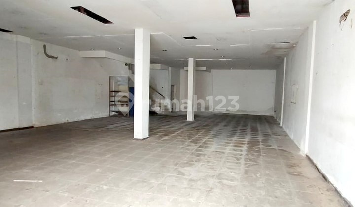 Affordable Rental for Adjacent Shops at Ayani Megamall Pontianak 2