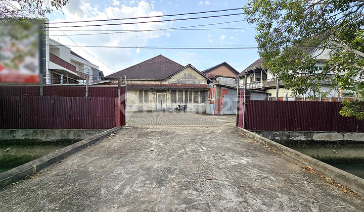For Rent House Plus Strategic Land on Jendral Urip Main Road Pontianak