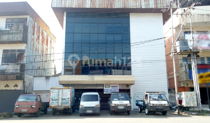 Jual Ruko 3 Lantai dengan Halaman Parkiran Luas Siap Usaha