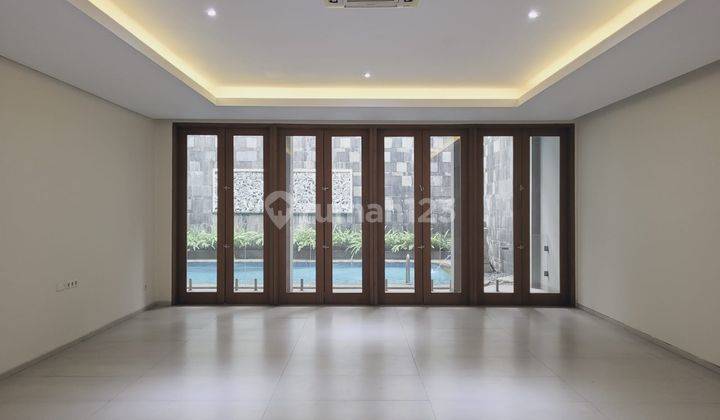 Disewakan Rumah Mewah 4 Kamar di Menteng Kolam Indoor 13