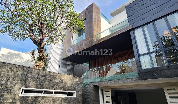 Rumah Mewah Tema Modern Luxury Lokasi Premium Dengan Lift 1