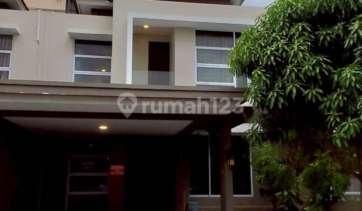 2.5-Story House in Elite Area with Tidy, Comfortable Environment at Royal Grande, Near Schools, Mall, and Batam Center Port