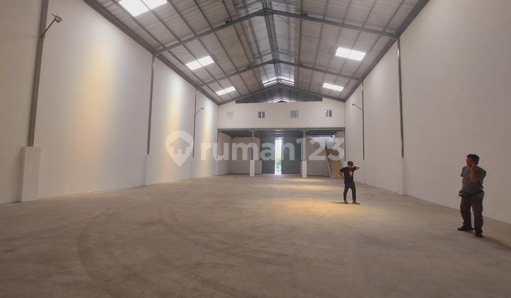 For Rent ‼️*Warehouse on Jl Peternakan 2*  
Ready 5 Chambers  
Land size 15x50  
Parking 15x20  
Warehouse 15x30  
Floor K400  
Includes Office  
Price 600M/year/warehouse Net (excl. Tax)