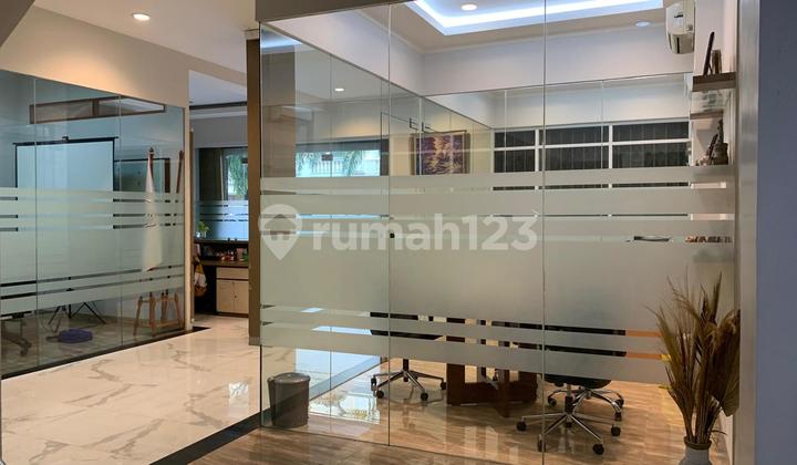 *For Immediate Lease*  
Crown Palace Tebet, South Jakarta  
Attached Shophouse, 3 Floors  
Land area 9x14, Building area 378 m²  
Fully Furnished Luxury  
Price Rp. 650 Million/Year 2