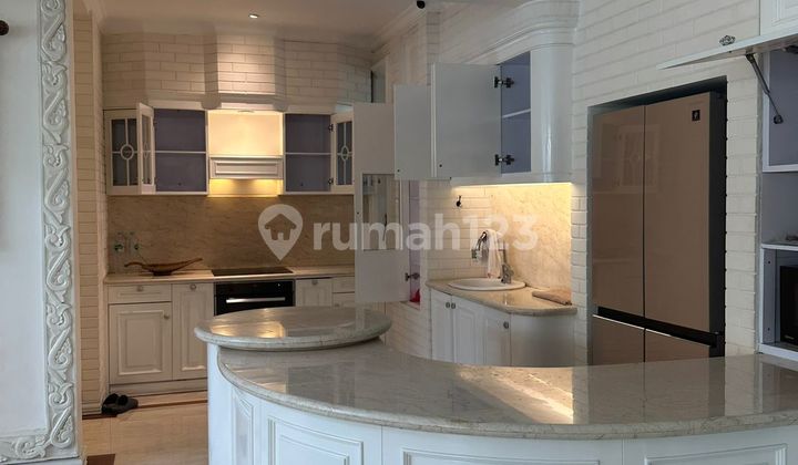Disewakan Rumah Pondok Indah Jakarta Furnish Ada Kolam Renangdekat dengan Rspi Pondok Indah dan Jis LT: 422 M2 LB: 650 M2 KT: 4 ️ KM: 3 & 1 (Powder Room) Kamar Pembantu: 2 Kamar Mandi Pembantu: 1Kamar Driver/Gudang (Bawah) : 3Kamar Mandi Driver : 1 Kamar  2