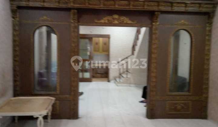 Miami 3-Storey Shophouse On Furnished Boulevard