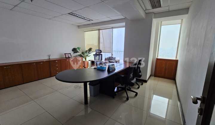 *Dijual* *Office Tower* *Grand Slipi Tower*1 Lantai Fullluas 1100M2semi Furnishedr. Karyawan 12R. Meeting Besar 1R. Meeting Kecil 1Toiletr. Direksi 7R. Owner 1Dapur 1Gudang 1R. Resepsionis 1Mushola 1Janitor 1Lift 7R. Kerja 3R. Sekretaris 1Harga 25Jt/M