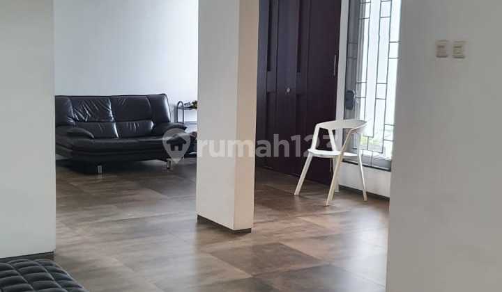 Murah Dijual Rumah Muara Karang:- Lt.: 12x25m = 300m².- Lb.: +/- 550m²- Kamar Tidur: 6 - Ruang Kantor: 1- Kamar Art: 1- Gudang: 1 - Kamar Mandi: 6 + 1 (km. Dalam: 3)- 3 Lantai- Listrik: 13.200 Kva 3 Phase- Ac 10 Unit- Air Pam- Shm - Hadap Timur - Bangunan 2