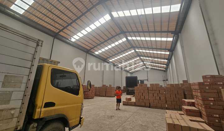 *Laksana Warehouse for Rent*
Land Area 1,000 m2
Building Area 700 m2
40ft Container Available
Distance: 1 km
*Includes Office and Back Door*