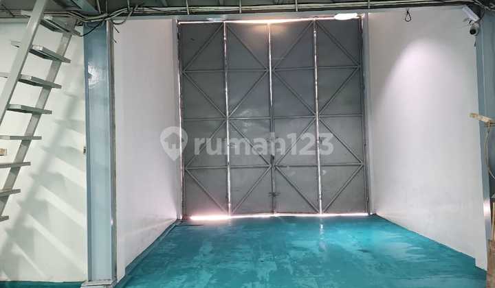 For Quick Rent: Sea Eagle Warehouse in PIK, Includes Office. Land Size 9x27m, 3-Story Building, 3 Toilets, South-Facing, 6600w Electricity, Offices on 2nd & 3rd Floors. Price 380 Million/Year.