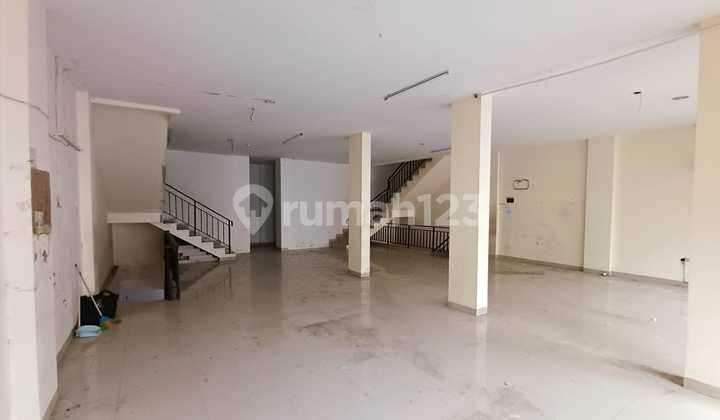 Rent a shop in Muara Karang on the main road, suitable for a restaurant, ready to use. 2