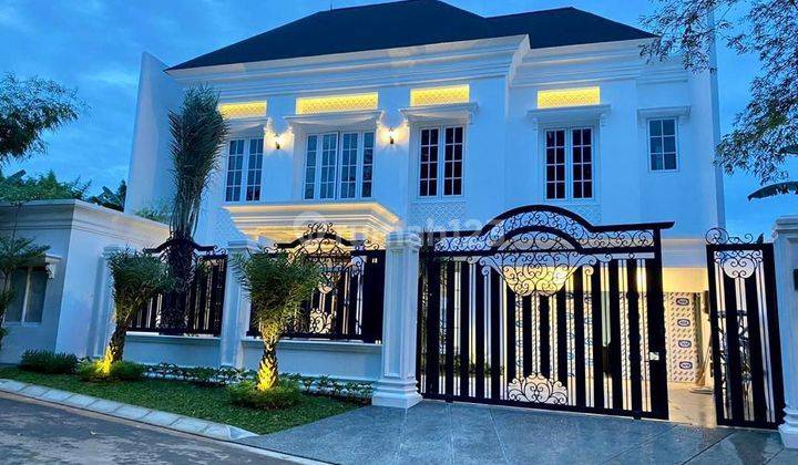 Jual Luxurious Classic White Houseimagine Coming Home To This Brand-new Prestigious 2.5-story House In The Elite And Private Location Of Pondok Indah.this Gorgeous 5+1 Bedroom And 5+2 Bathroom House Will Give You ±1000 M² Of Generous Interior Space. The S 1