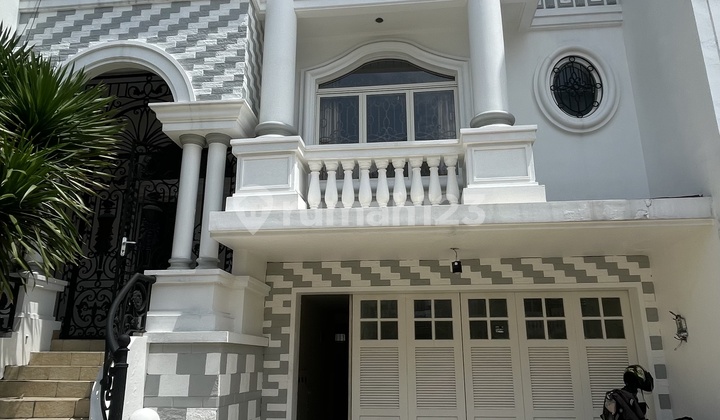 For Rent: Mediterranean House at Boulevard Florence, PIK Bagus, Furnished, 3 Floors, Land Size 8x20m, Building 3 Floors, 4+1 Bedrooms, 3+1 Bathrooms, Furnished, Price 175 Million/Year