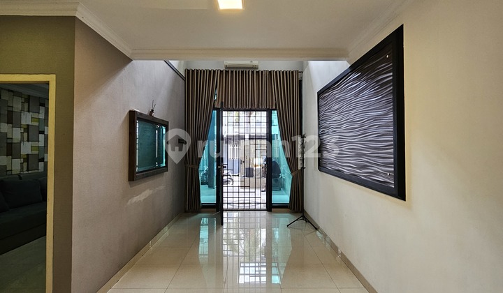 Rumah Modern 3 Lantai di Green Garden Jakarta Barat Rumah Modern 3 Lantai di Green Garden Jakarta Barat
