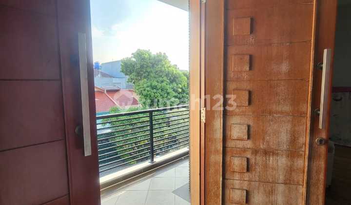 Modern Move-In Ready House in Puri Indah, West Jakarta Modern Move-In Ready House in Puri Indah, West Jakarta